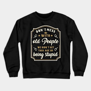 Funny Vintage Wisdom Don´t Mess With Old People Crewneck Sweatshirt